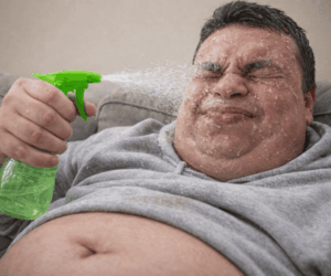 Великий Кринго устроил странный перформанс с опрыскивателем